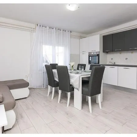 Holiday Home Vesna 公寓